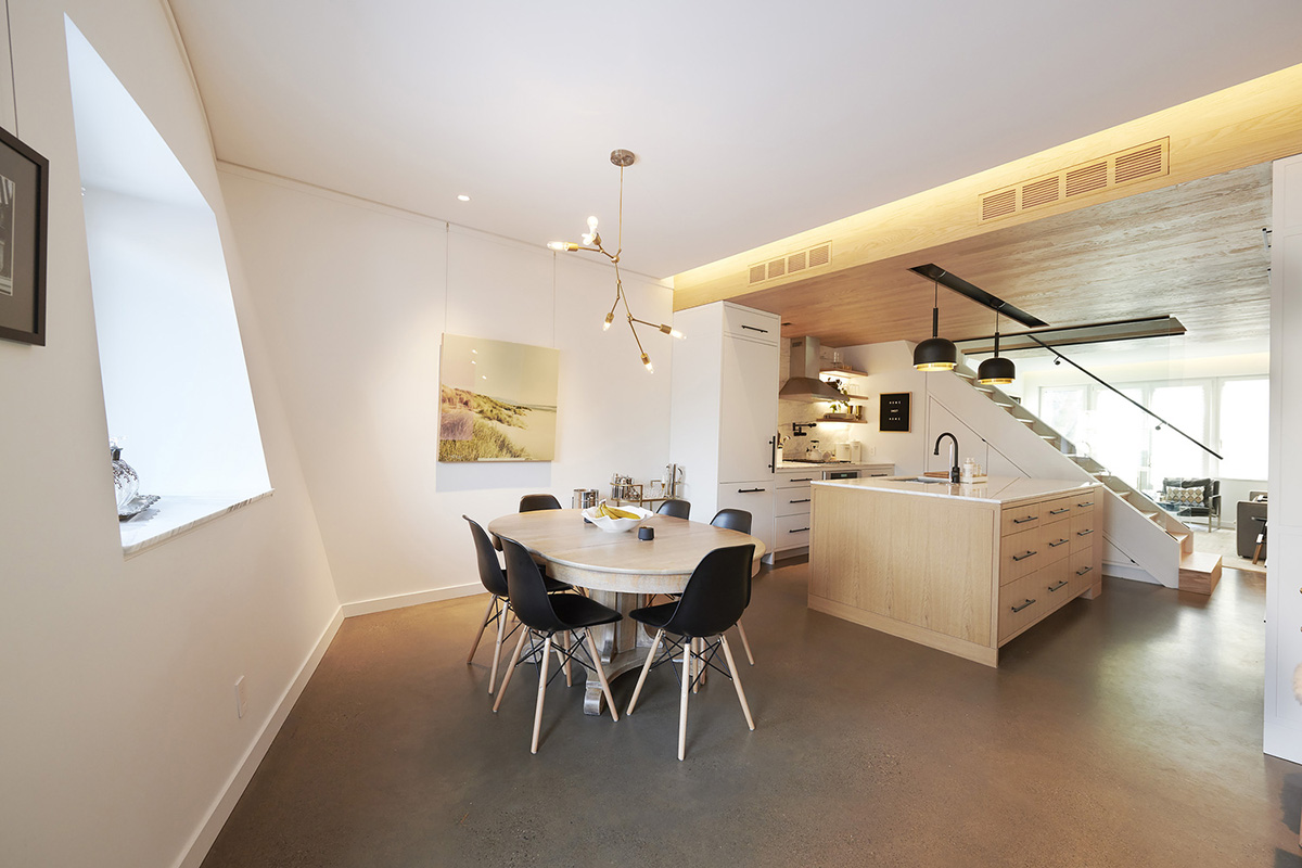 Craig Race Architecture creates curvy front wall to adapt to the streetscape in Toronto