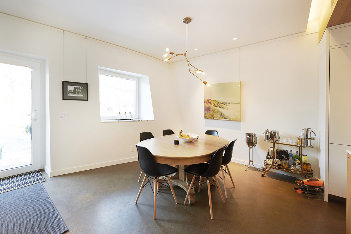 Craig Race Architecture creates curvy front wall to adapt to the streetscape in Toronto