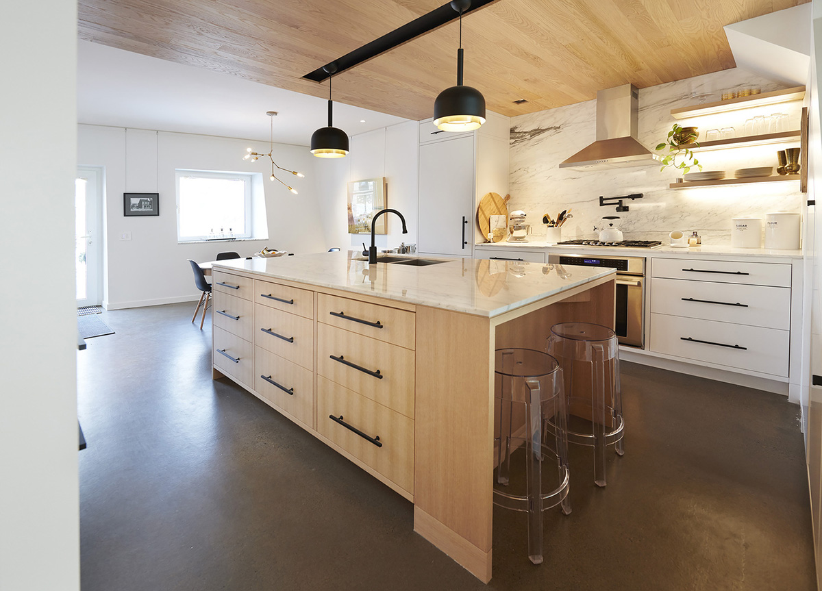 Craig Race Architecture creates curvy front wall to adapt to the streetscape in Toronto