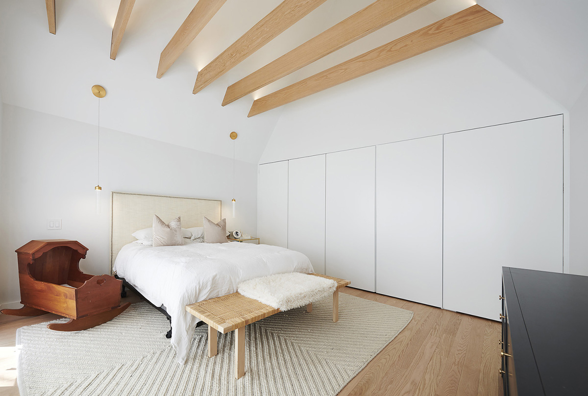 Craig Race Architecture creates curvy front wall to adapt to the streetscape in Toronto