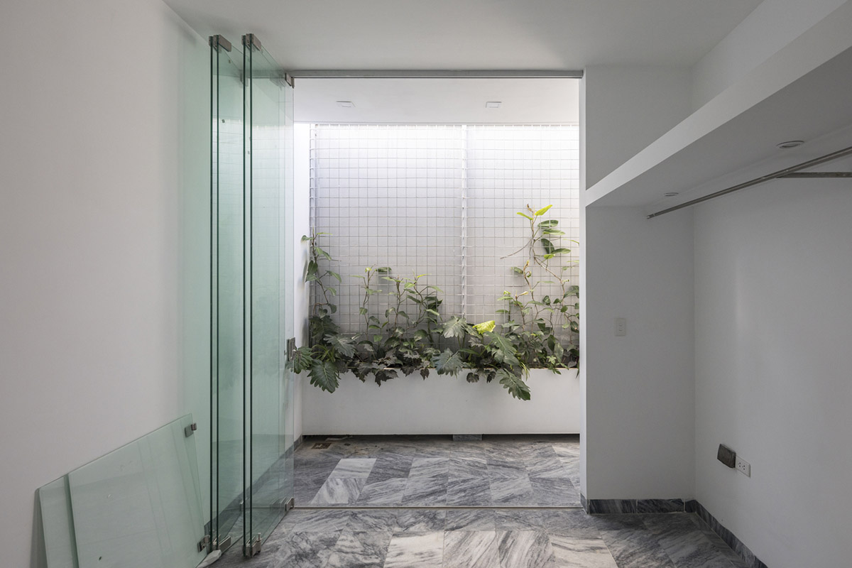 Albor Arquitectos reinterprets the use of arch in modern way in conversion of a former house in Cuba