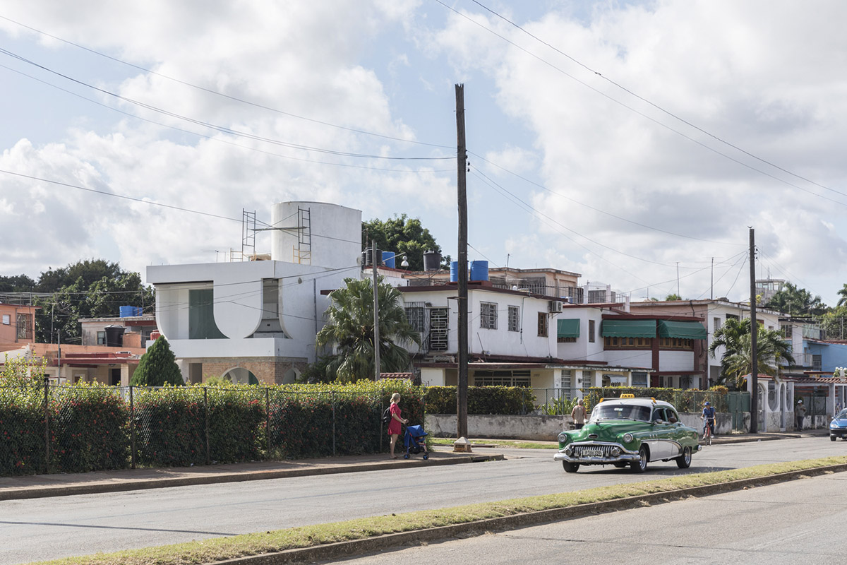 Albor Arquitectos reinterprets the use of arch in modern way in conversion of a former house in Cuba