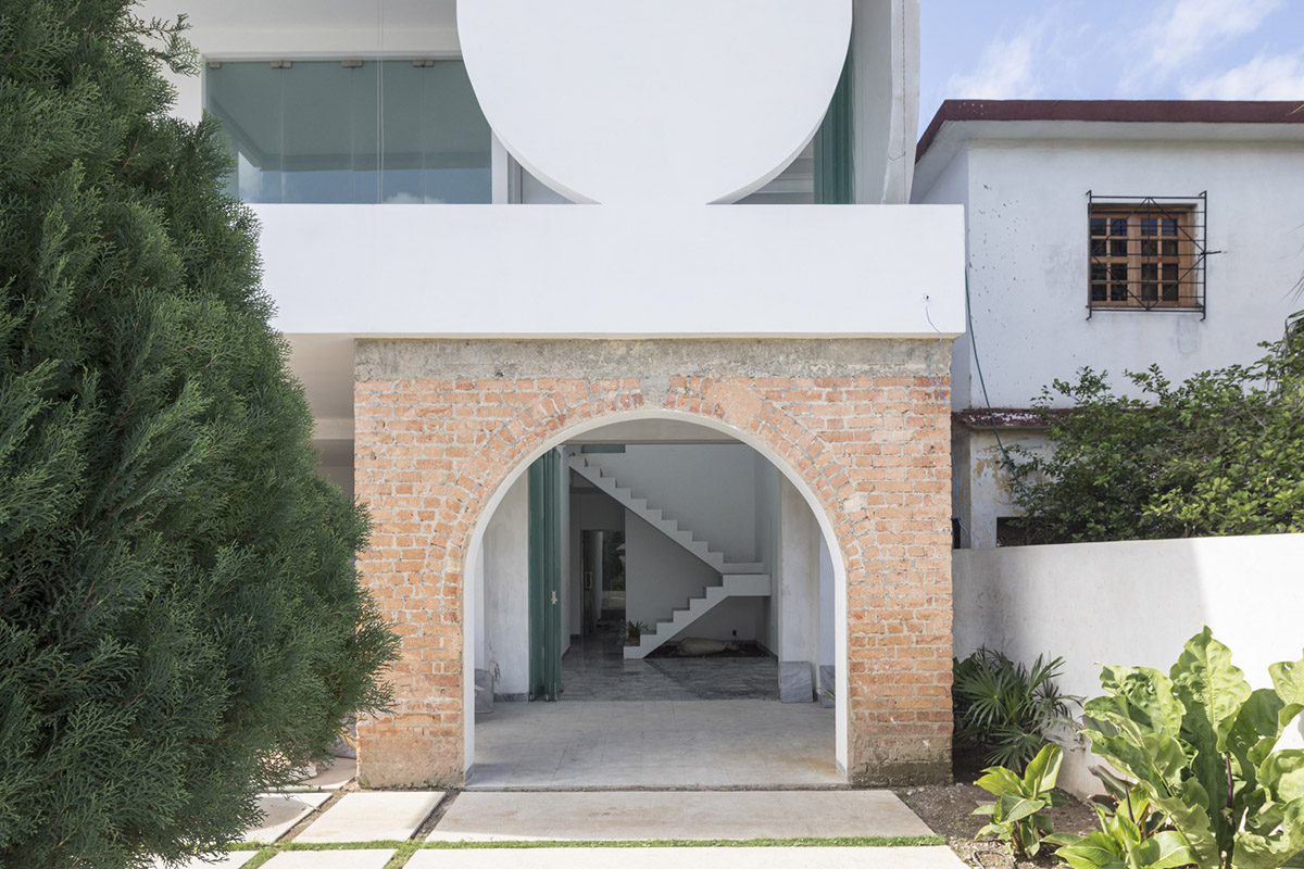 Albor Arquitectos reinterprets the use of arch in modern way in conversion of a former house in Cuba
