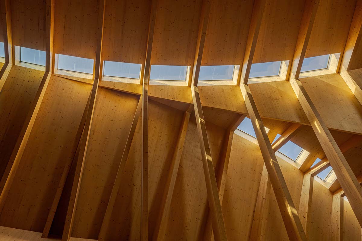 Atelier Sergio Rebelo adds organic elegance to a winery by mimicking the zigzags of the vineyards 