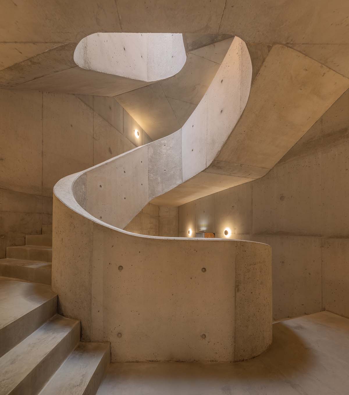 Atelier Sergio Rebelo adds organic elegance to a winery by mimicking the zigzags of the vineyards 