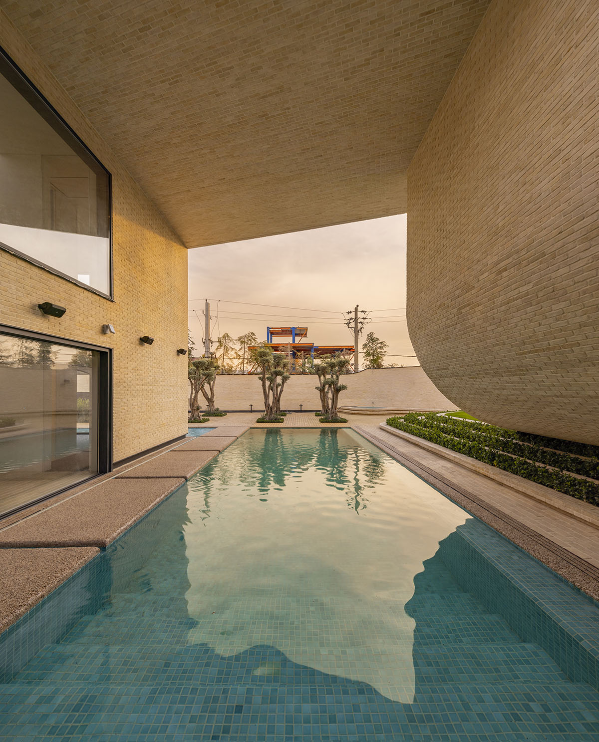 Tunnel-like villa is enhanced by reversed arch elements to define intricate courtyard in Iran