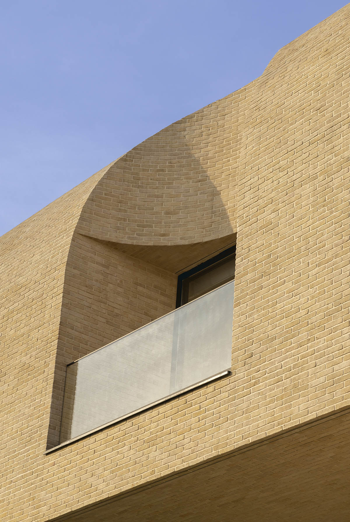 Tunnel-like villa is enhanced by reversed arch elements to define intricate courtyard in Iran