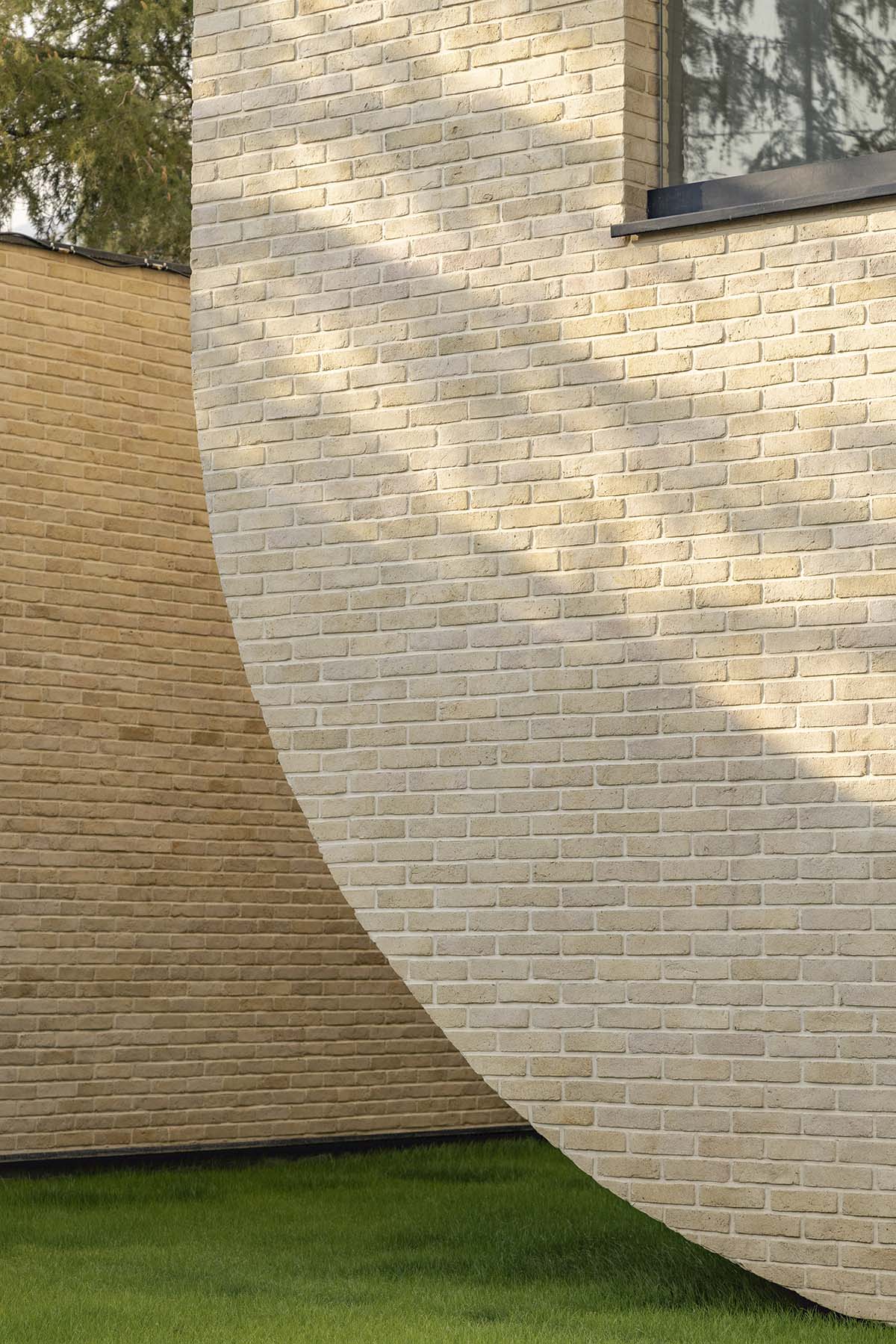 Tunnel-like villa is enhanced by reversed arch elements to define intricate courtyard in Iran