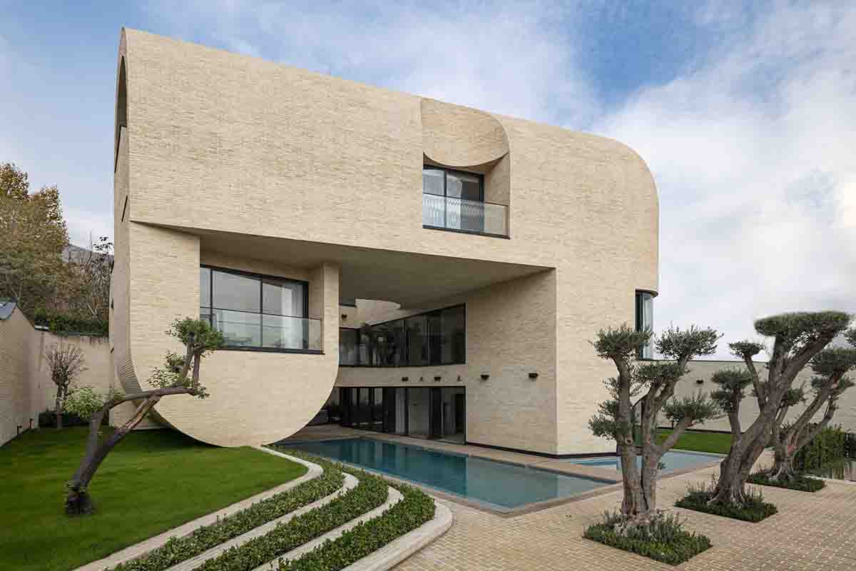 Tunnel-like villa is enhanced by reversed arch elements to define intricate courtyard in Iran