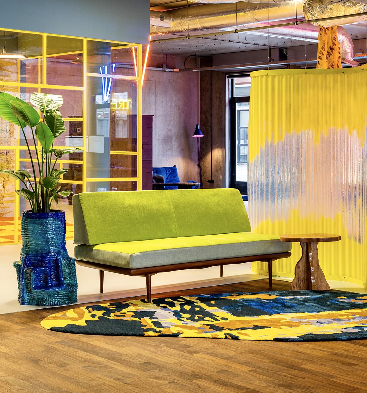 Художественные цветовые схемы информируют офис в Амстердаме, разработанный Studio Noun.