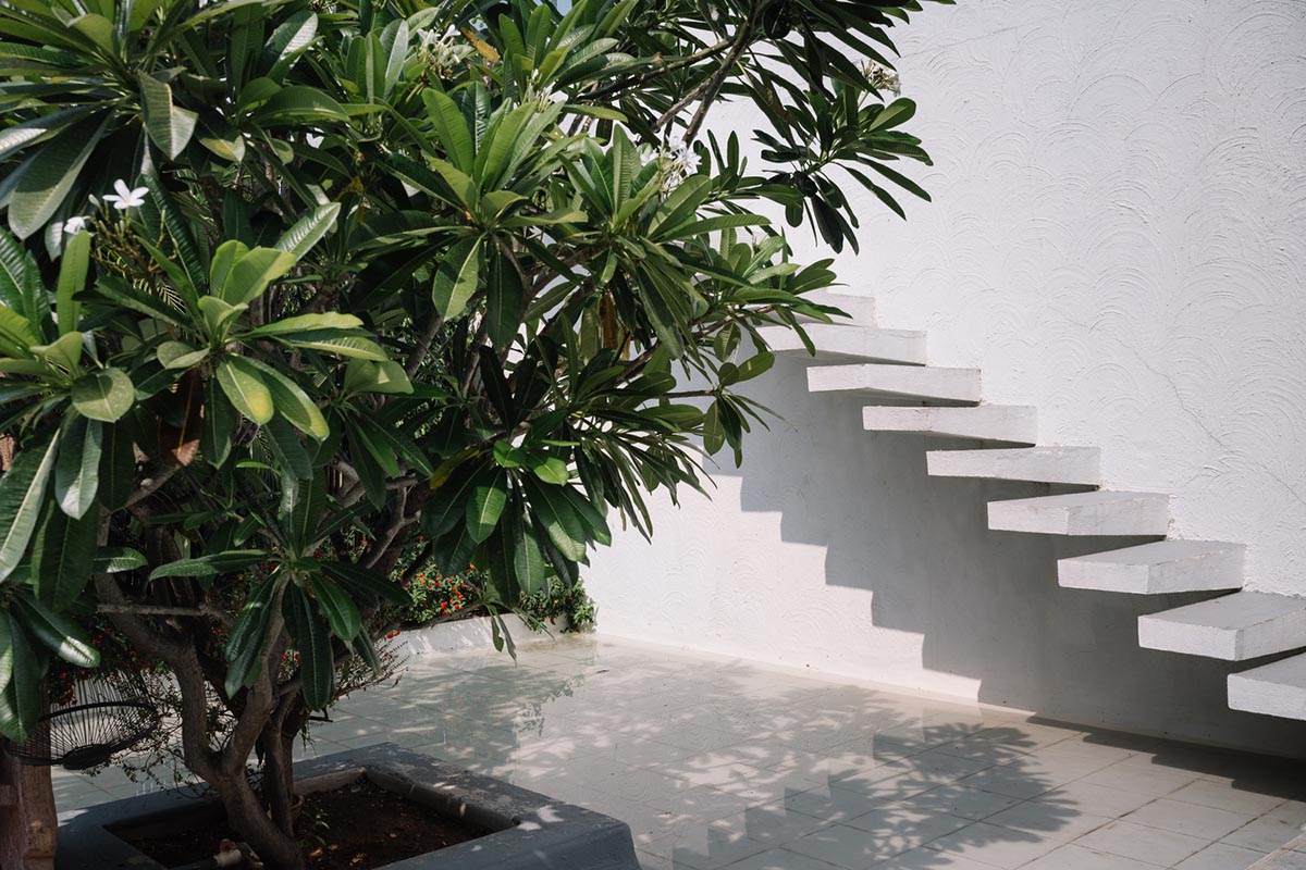 Weekend home is clad in bamboo screens that create a rustic appearance on the outskirts of Pune