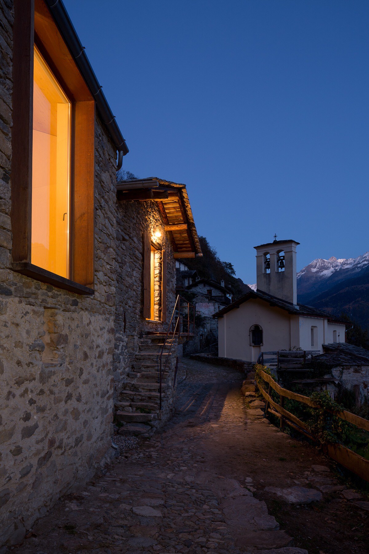 A stone nestle into the mountains