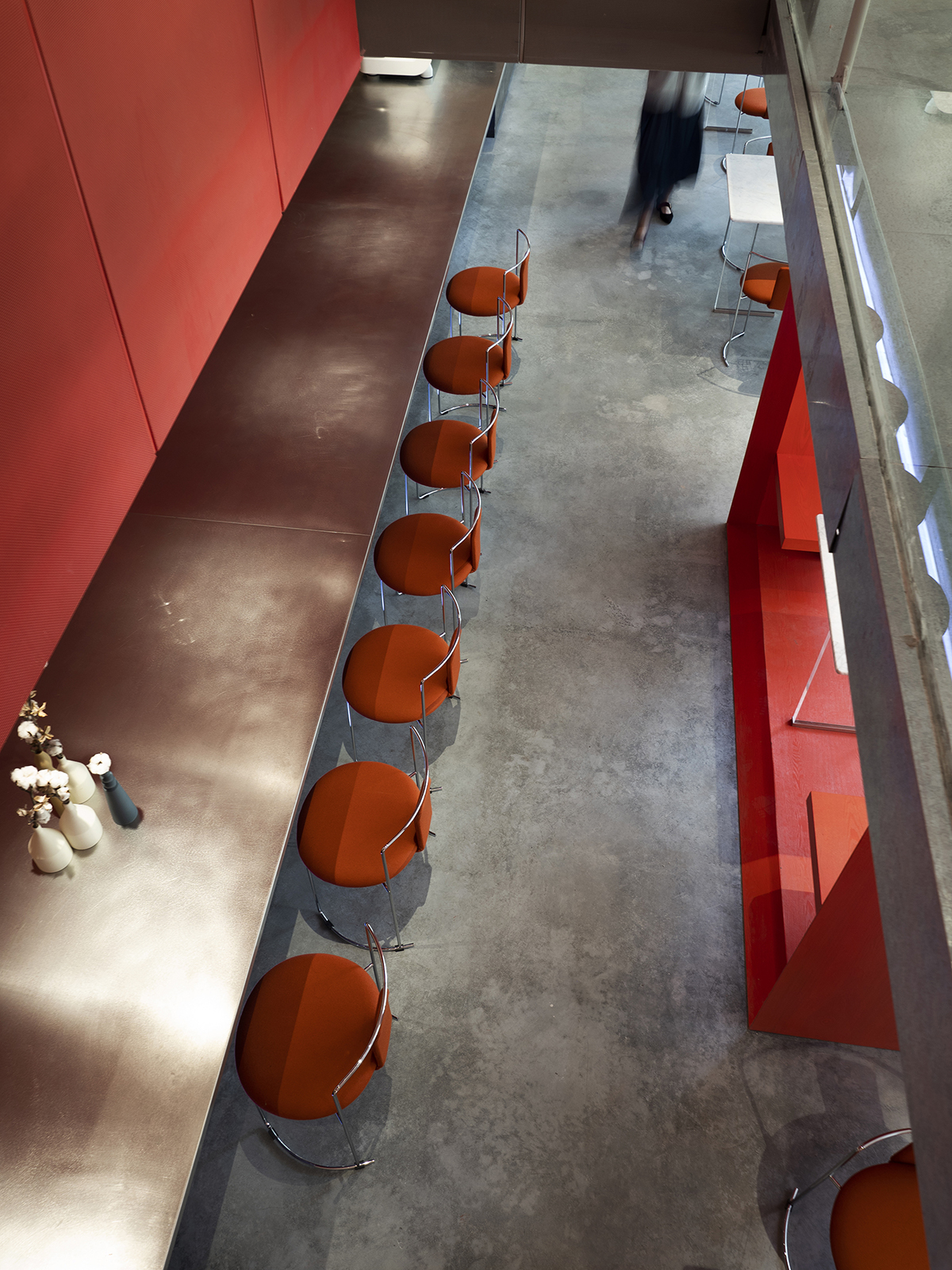 Waterfrom Design completes Doko Bar with giant bloody red boxes in Shenzhen