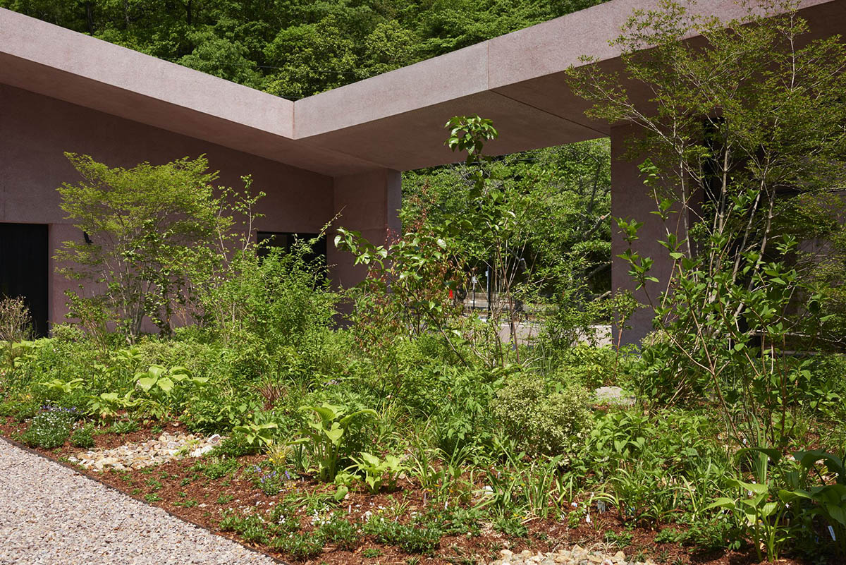 David Chipperfield completes chapel and visitor centre in Hyōgo Prefecture with red coloured concrete