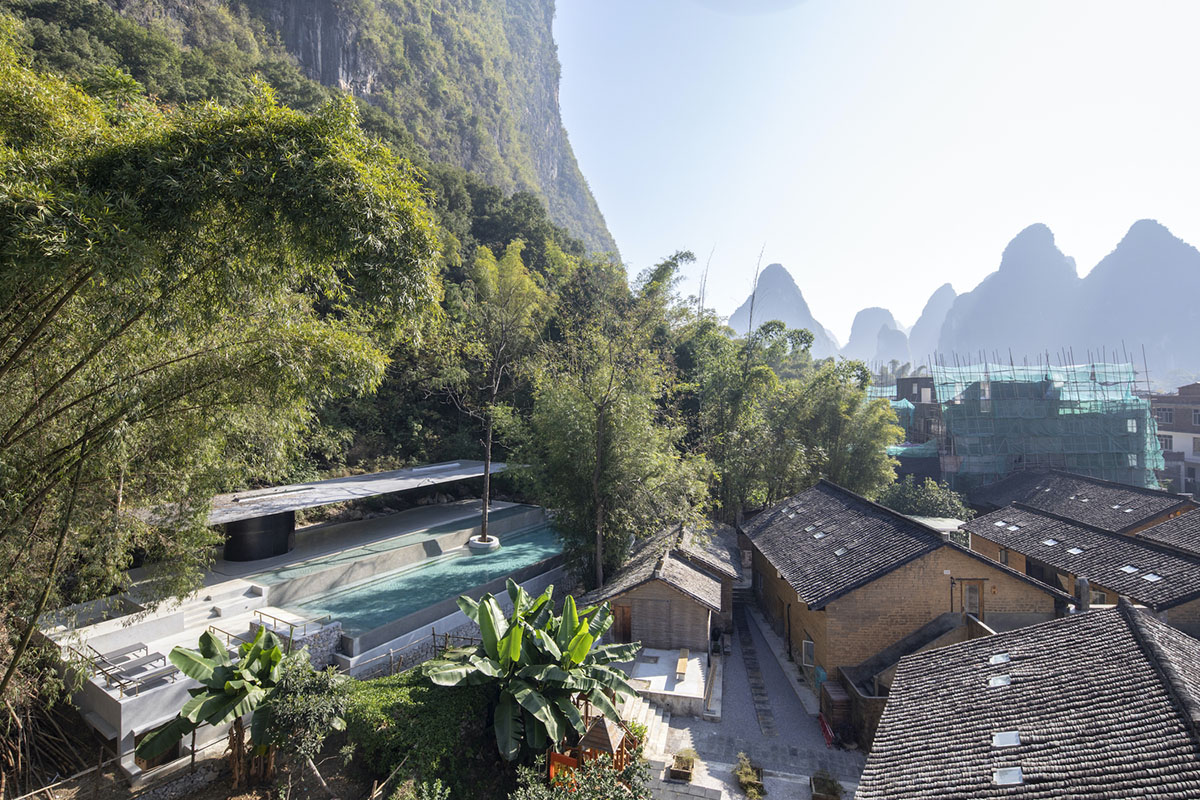 Atelier Liu Yuyang Architects built glassless yoga pavilion featuring silver roof set on a hill