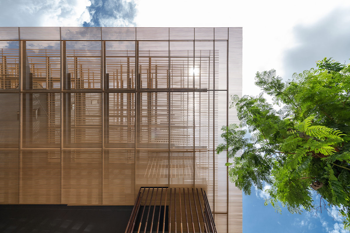 ACA Architects combines vertical timber screens with cantilevered ...