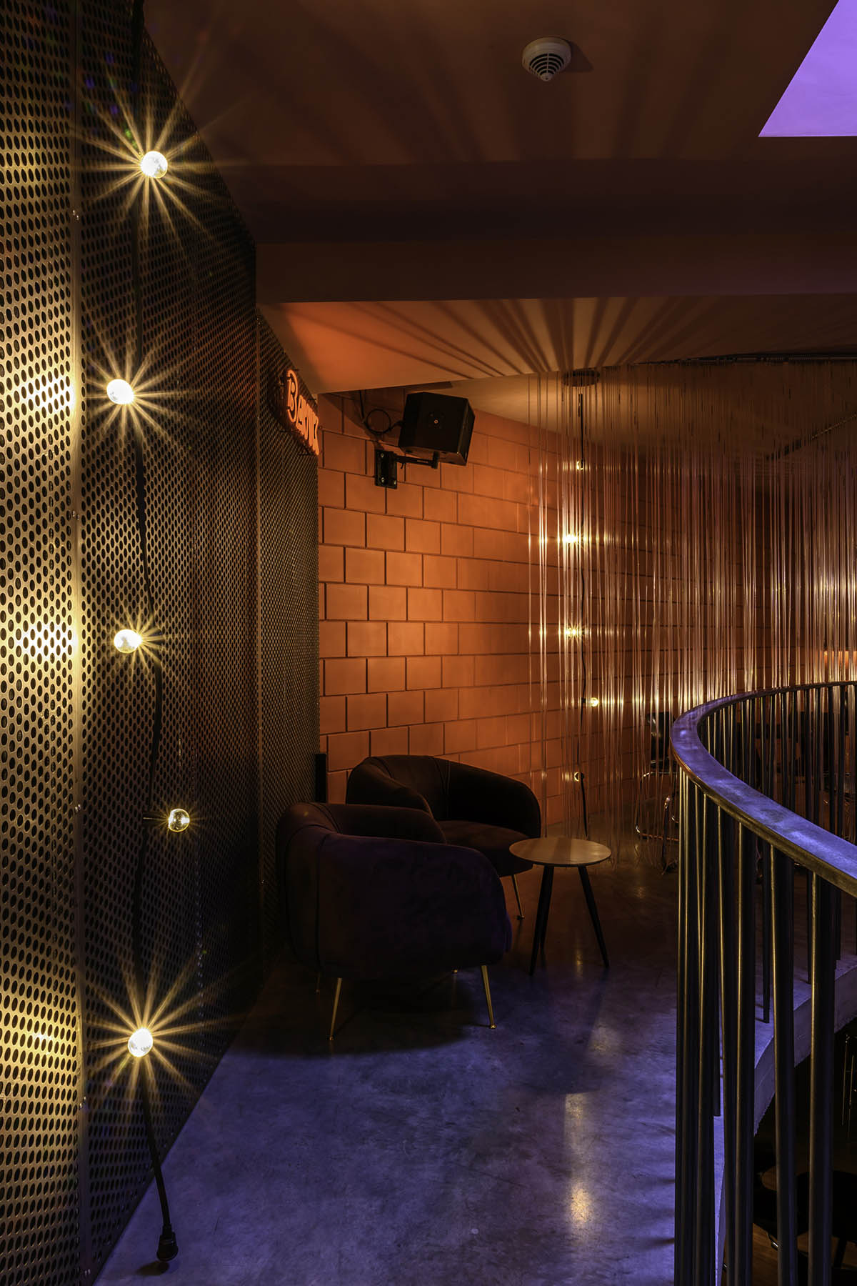 Архитектурное бюро de baes спроектировало интерьеры ночного клуба с большой круглой пустотой в Бельгии 
