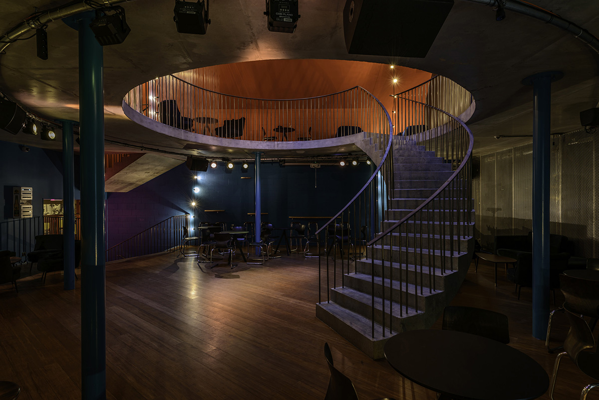 Архитектурное бюро de baes спроектировало интерьеры ночного клуба с большой круглой пустотой в Бельгии 
