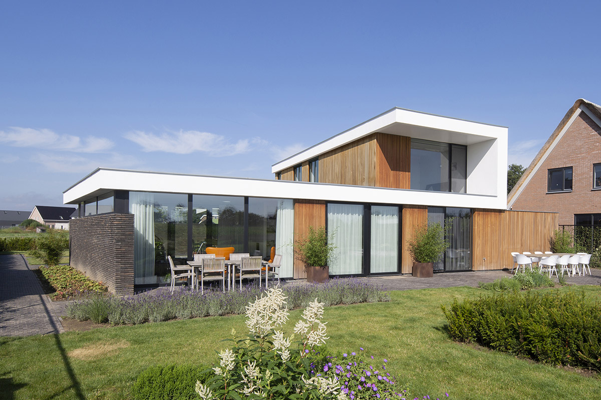 Joris Verhoeven Architectuur completes Crane Residence featuring wooden ...