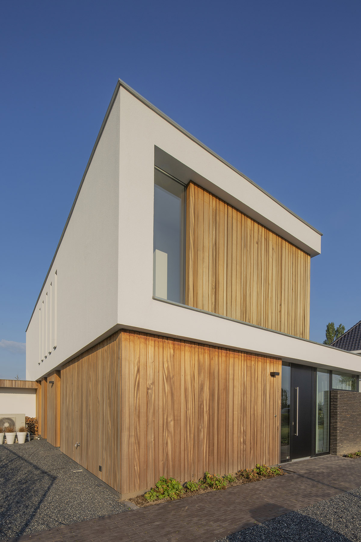 Joris Verhoeven Architectuur completes Crane Residence featuring wooden ...