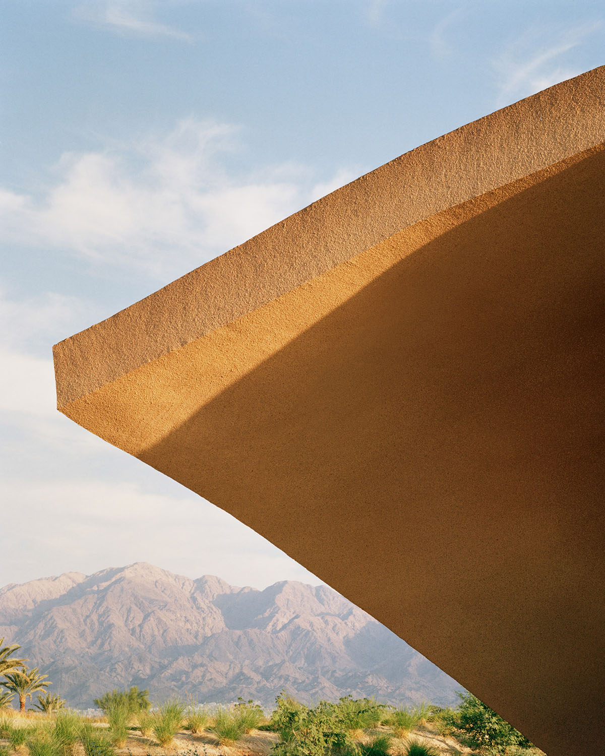 Smooth curves of a golf clubhouse by Oppenheim Architecture are derived from the natural desertscape