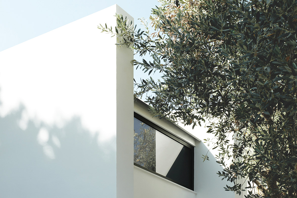 Mandalaki Studio completes minimalist prefabricated holiday house in Greece