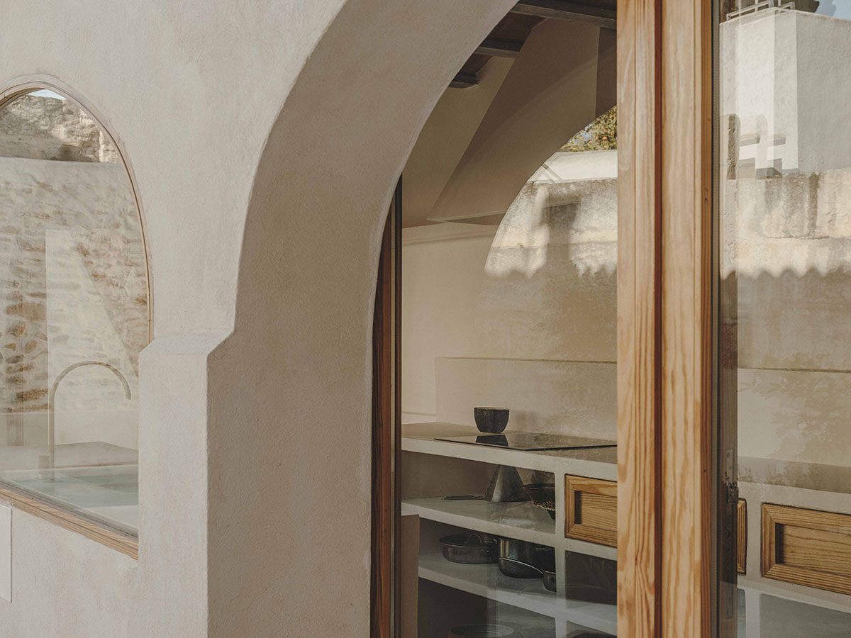 Ideo arquitectura renovates 200-year-old building with local sources and earthy tones in Spain 
