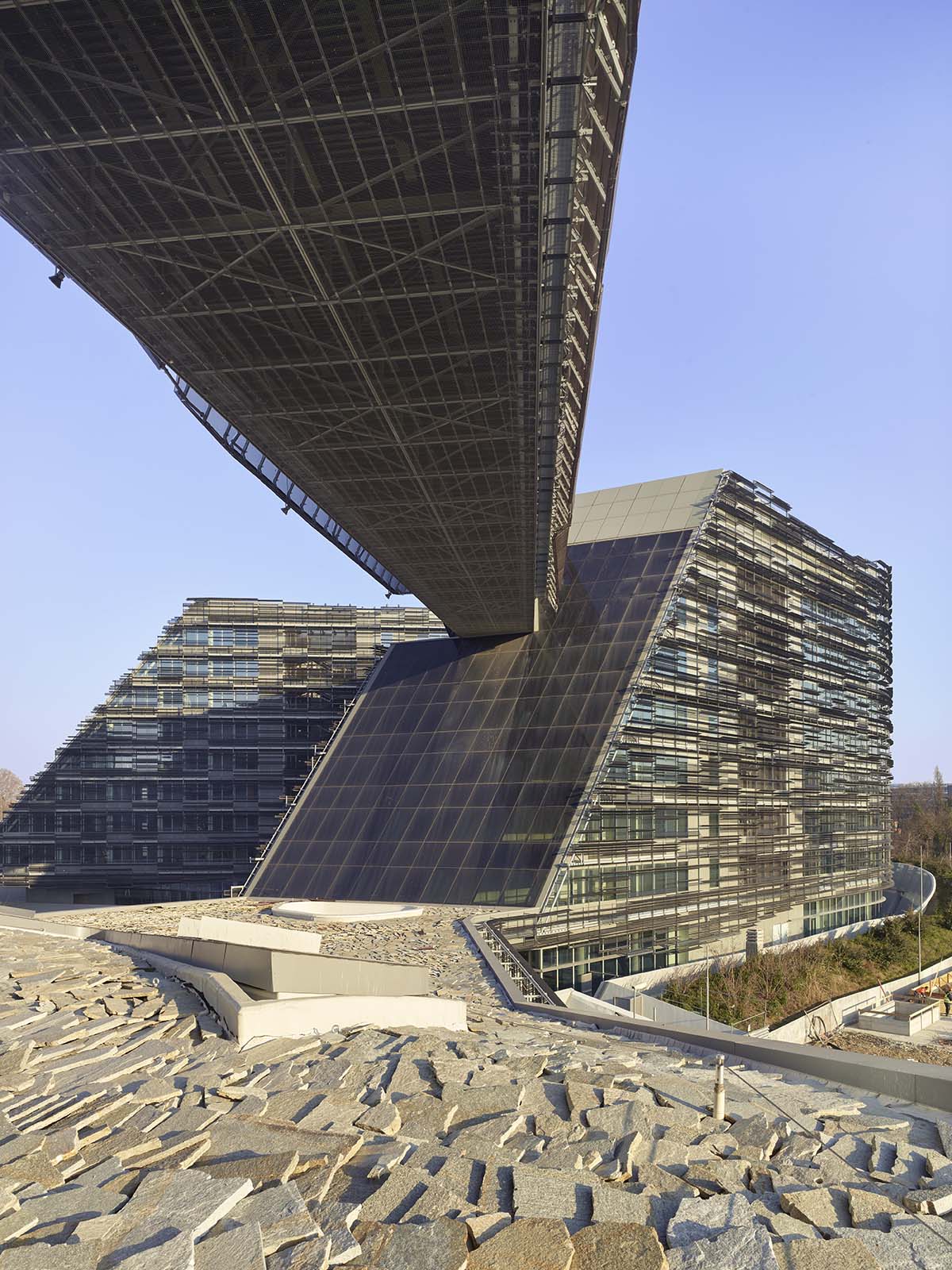 Morphosis completes headquarters for energy company evoking geological formations in Milan