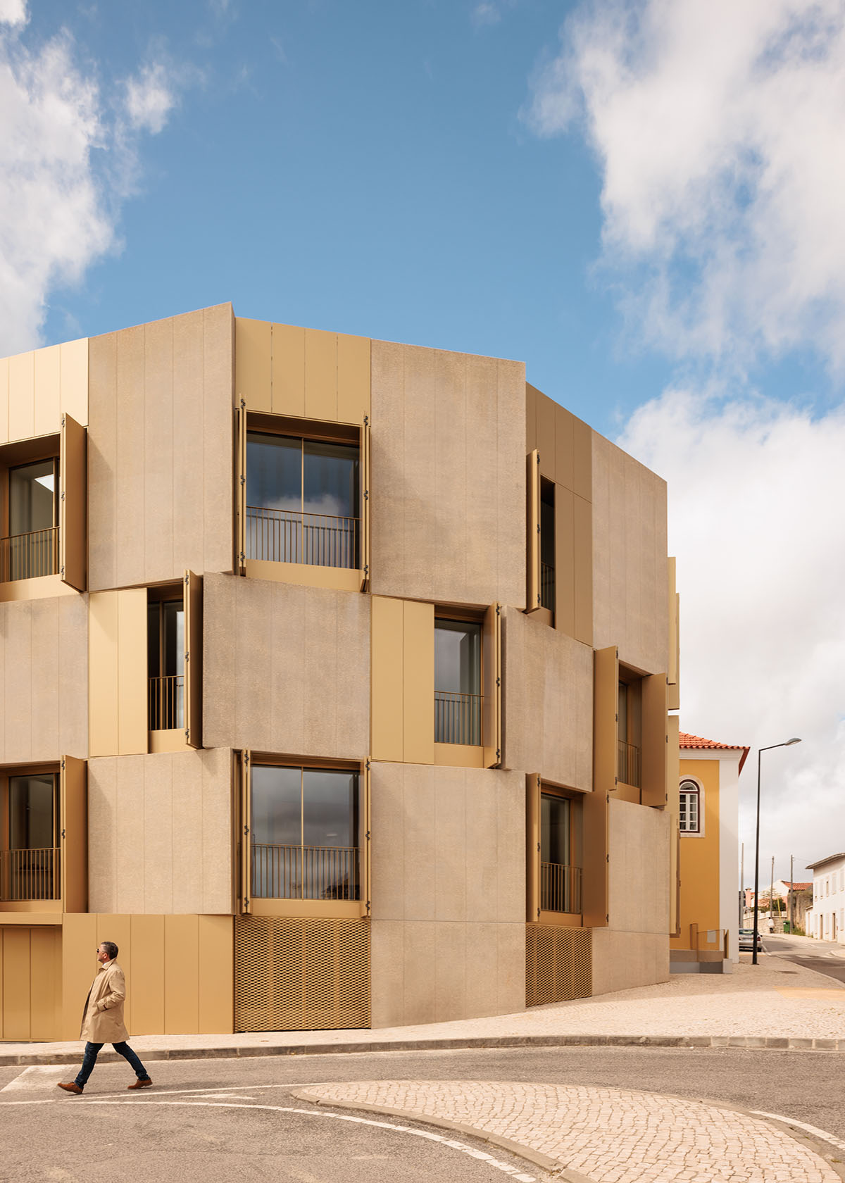 Semi-circular housing block features golden, lightweight and moveable elements in Leiria