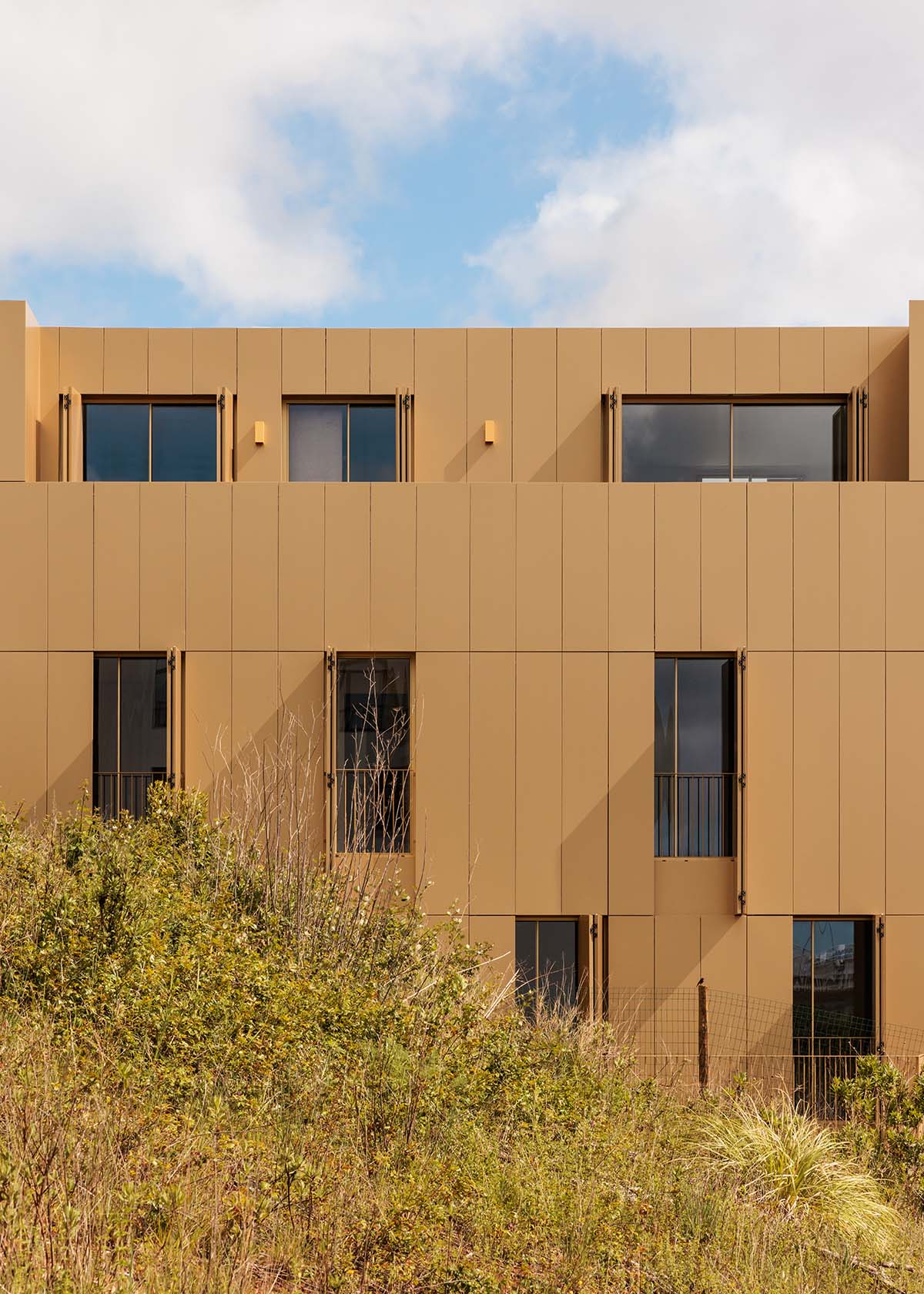 Semi-circular housing block features golden, lightweight and moveable elements in Leiria