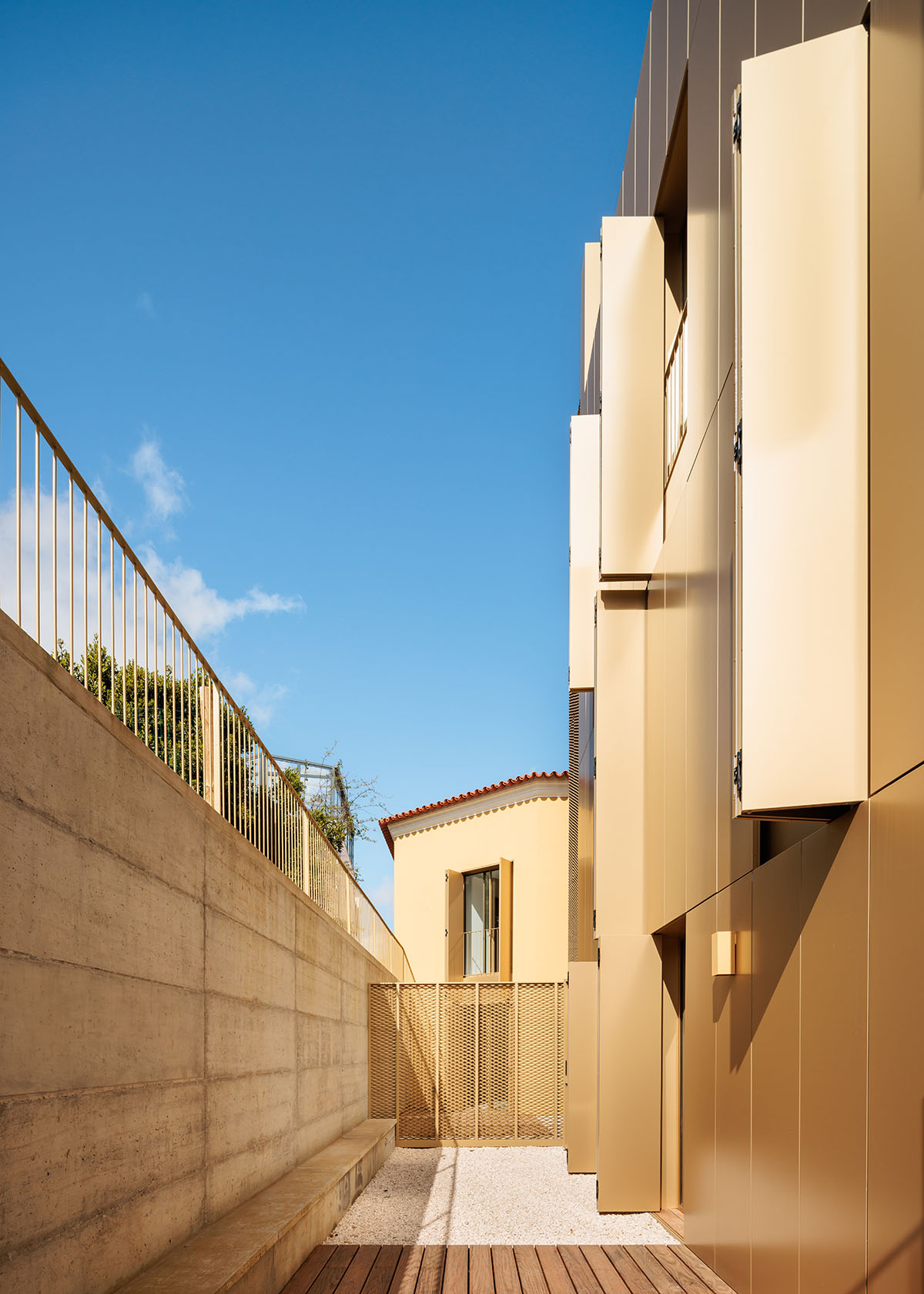 Semi-circular housing block features golden, lightweight and moveable elements in Leiria