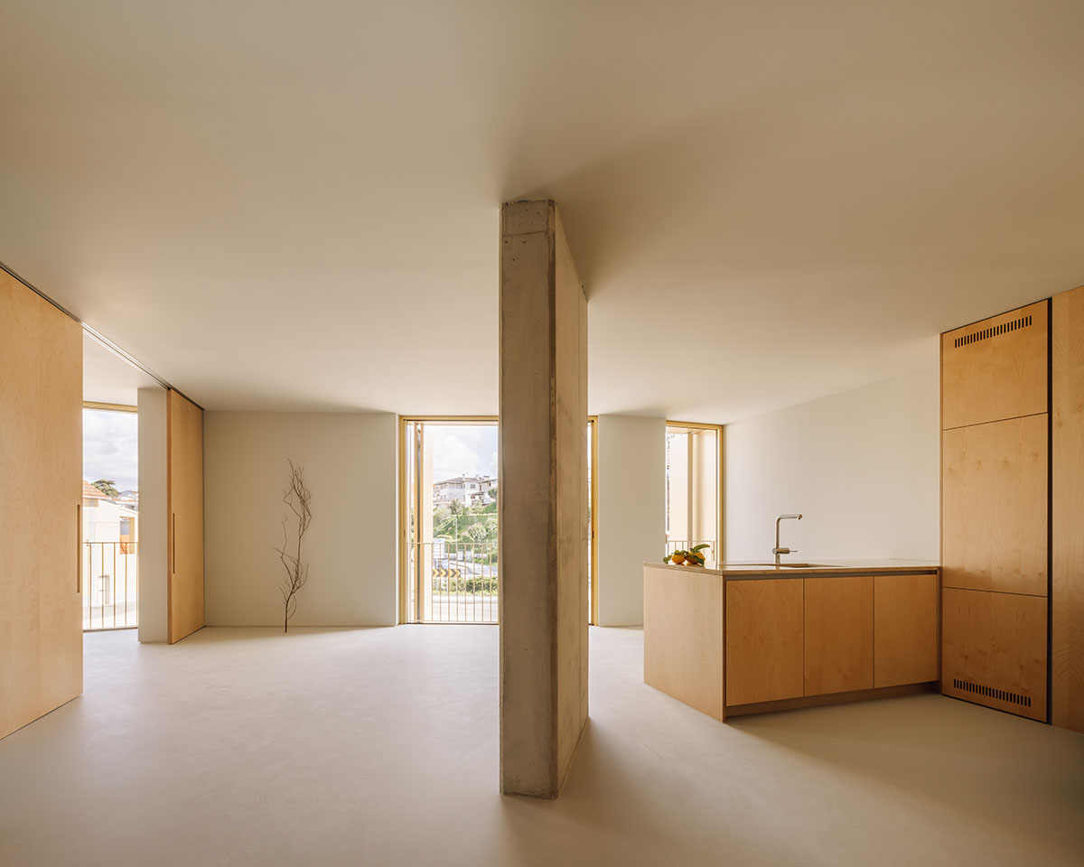 Semi-circular housing block features golden, lightweight and moveable elements in Leiria