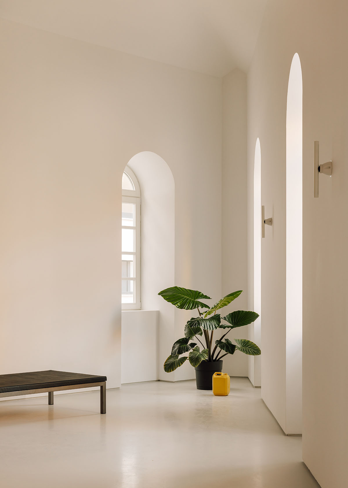 Semi-circular housing block features golden, lightweight and moveable elements in Leiria