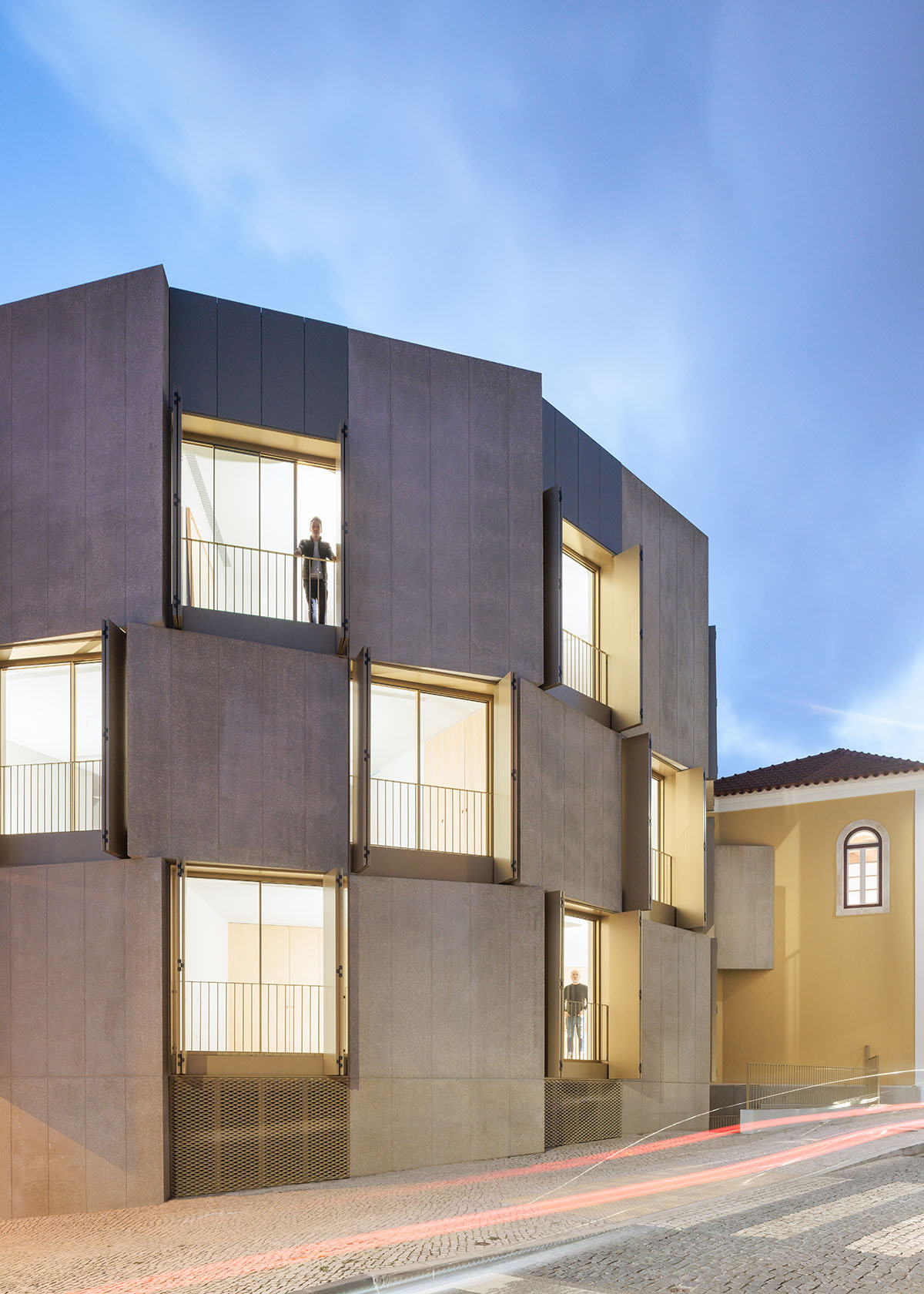 Semi-circular housing block features golden, lightweight and moveable elements in Leiria