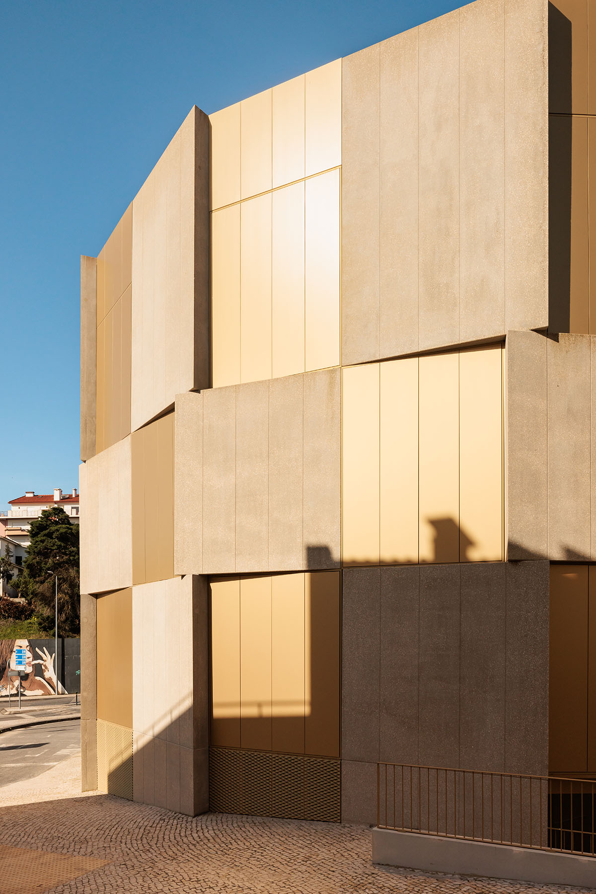 Semi-circular housing block features golden, lightweight and moveable elements in Leiria