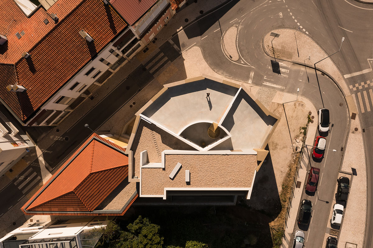Semi-circular housing block features golden, lightweight and moveable elements in Leiria