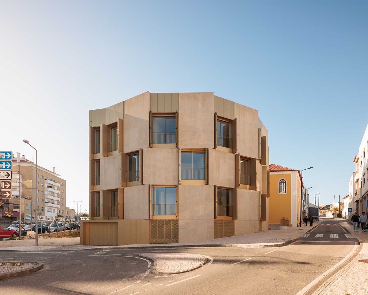 Semi-circular housing block features golden, lightweight and moveable elements in Leiria