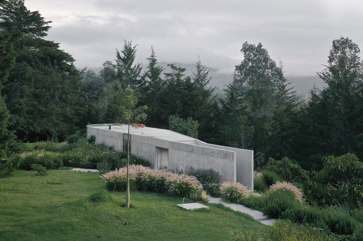 Ballen House in Colombia explores possibilities of living in larger spaces in a lush hilly terrain