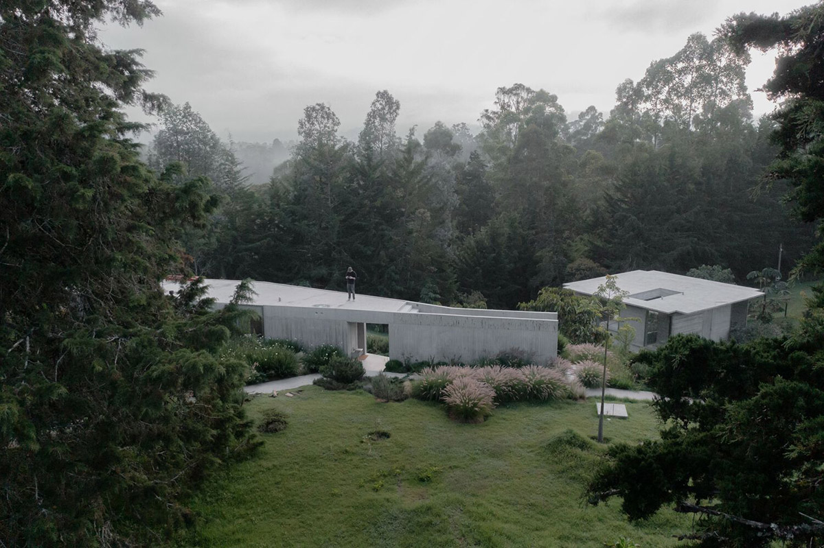 Ballen House in Colombia explores possibilities of living in larger spaces in a lush hilly terrain