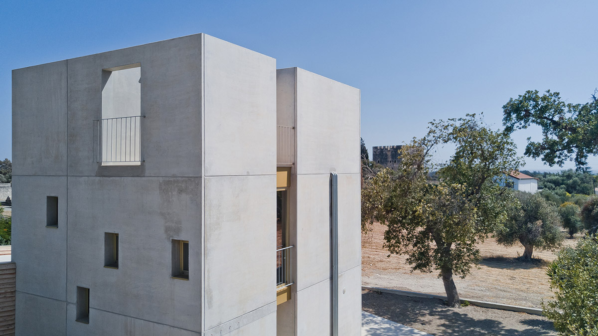 Koulas Residence in Cyprus refers to Koulas' medieval watchtowers with its vertical compact volume