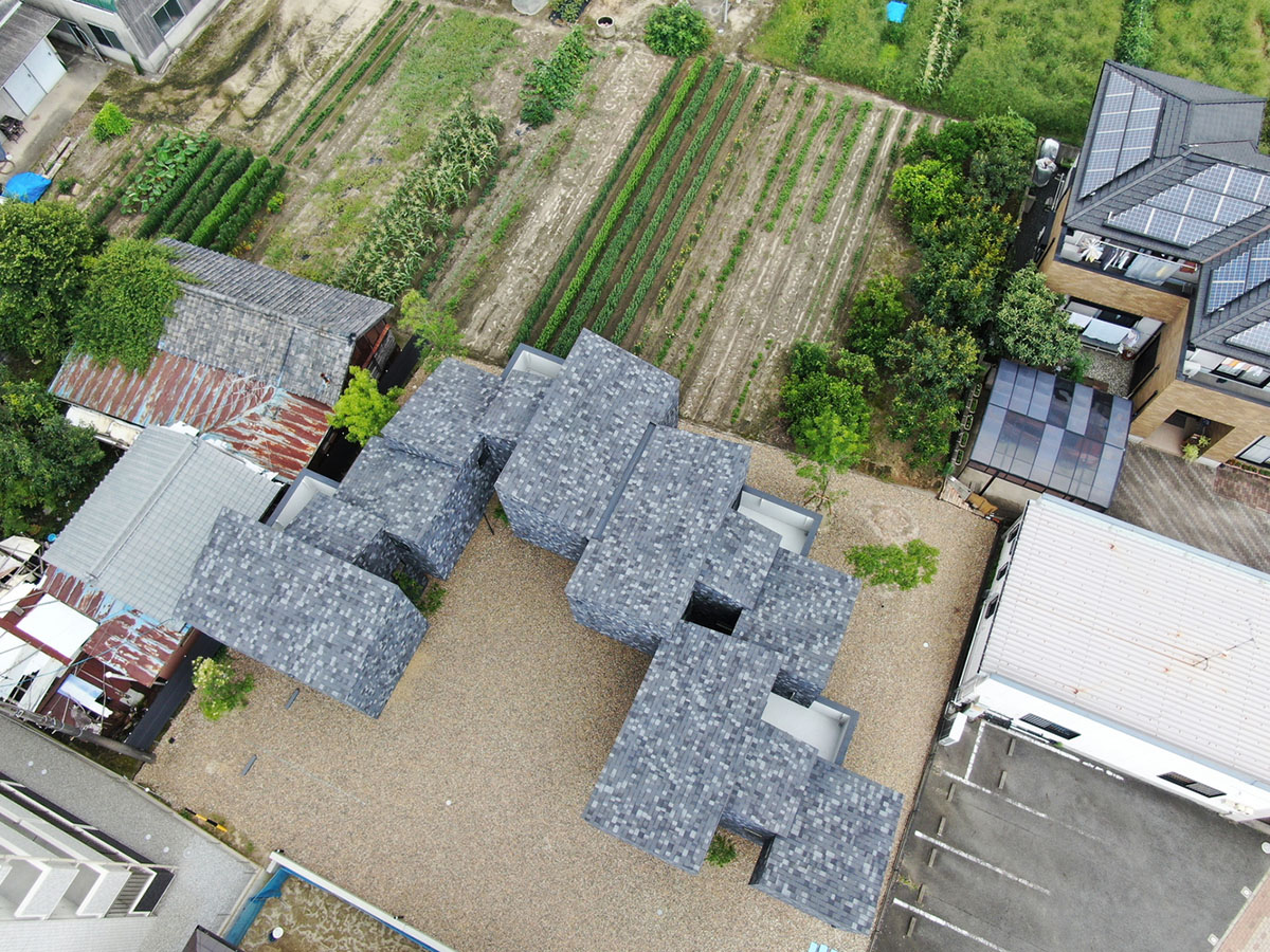1-1 Architects built modular and floating apartment with slender pillars to have minimum footprint