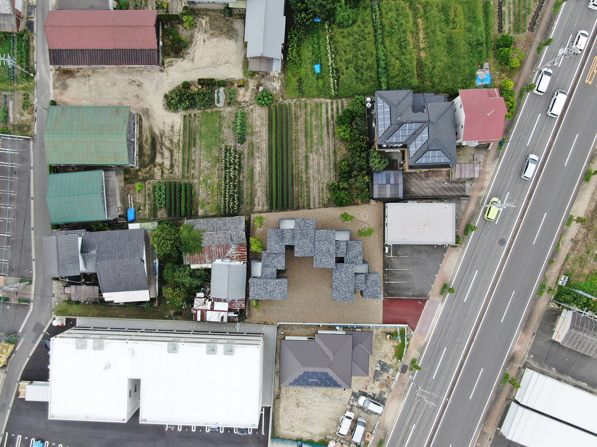 1-1 Architects built modular and floating apartment with slender pillars to have minimum footprint