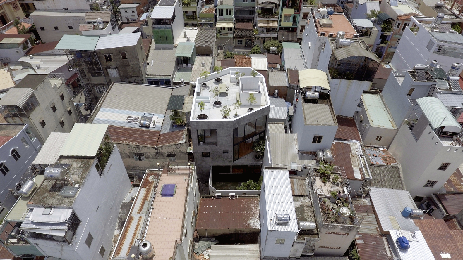 Sanuki Daisuke Architects' multifaceted concrete house features more open spaces in Vietnam