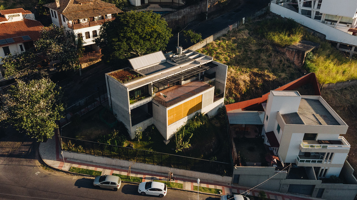 Large wooden shutters allow fully daylight in this house by Marcos Franchini & Nattalia Bom Conselho