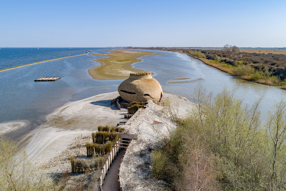 RAU architects and RO&AD Architecten built egg-shaped observatory watching bird biotope