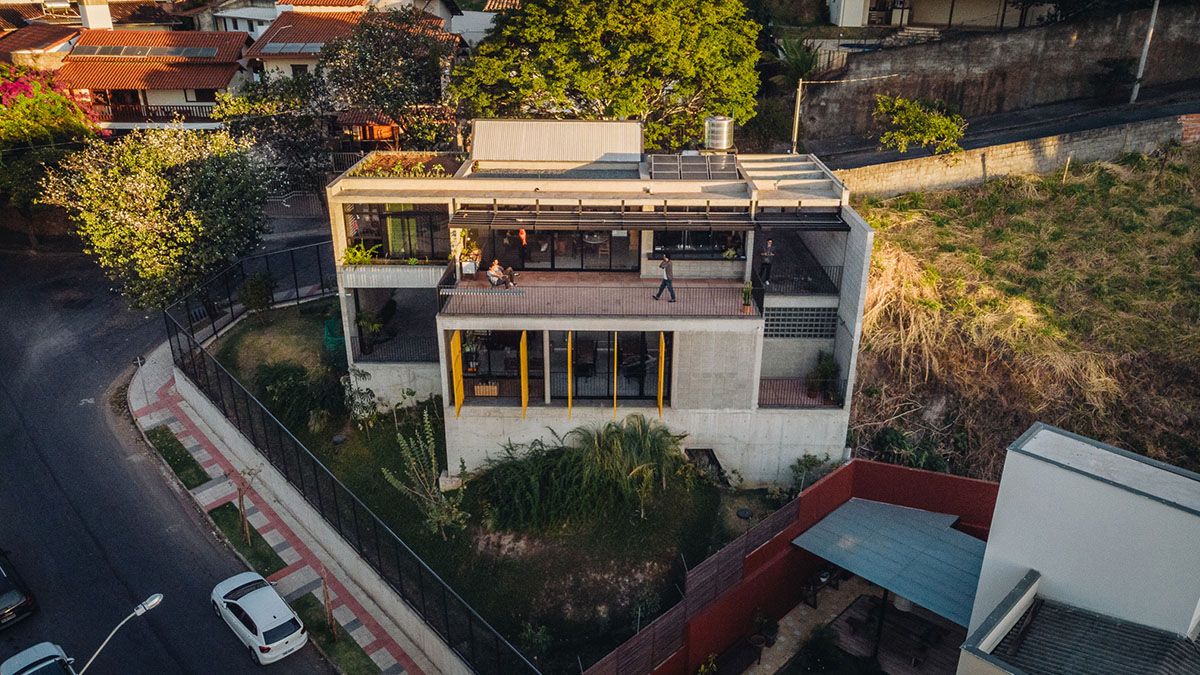 Large wooden shutters allow fully daylight in this house by Marcos Franchini & Nattalia Bom Conselho
