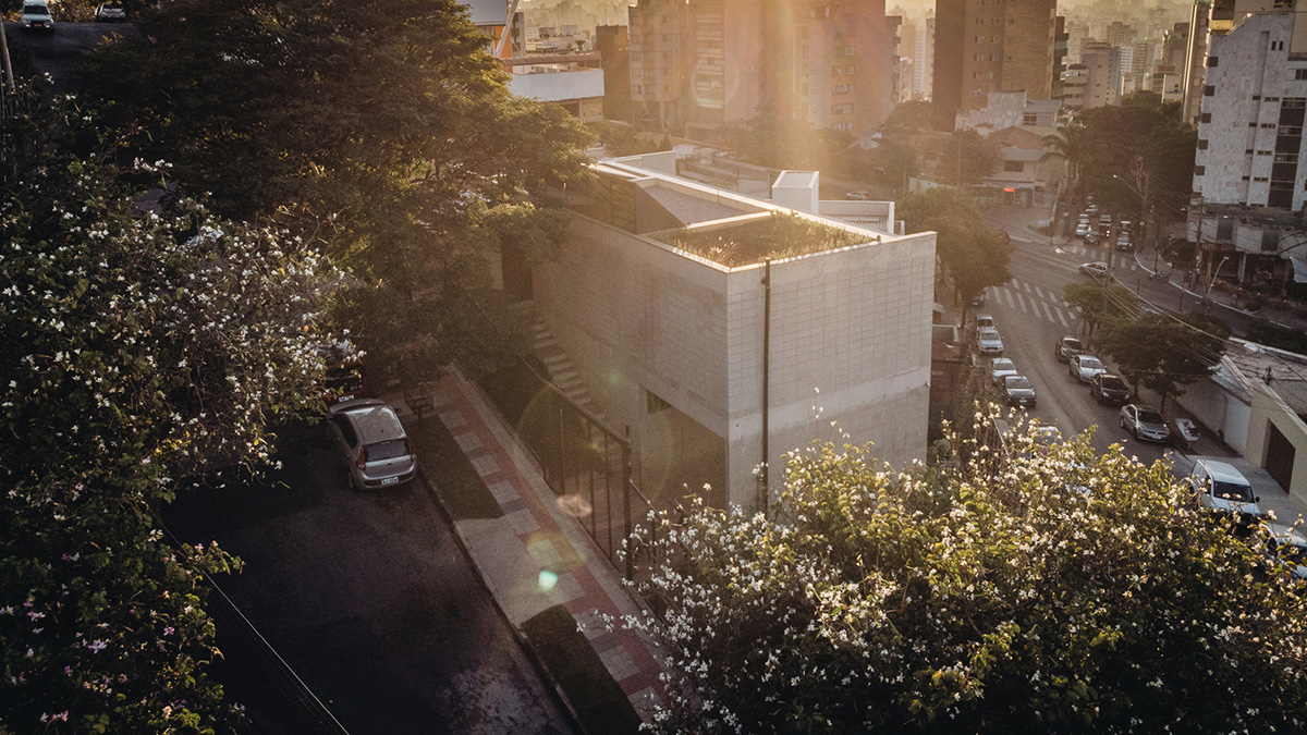 Large wooden shutters allow fully daylight in this house by Marcos Franchini & Nattalia Bom Conselho