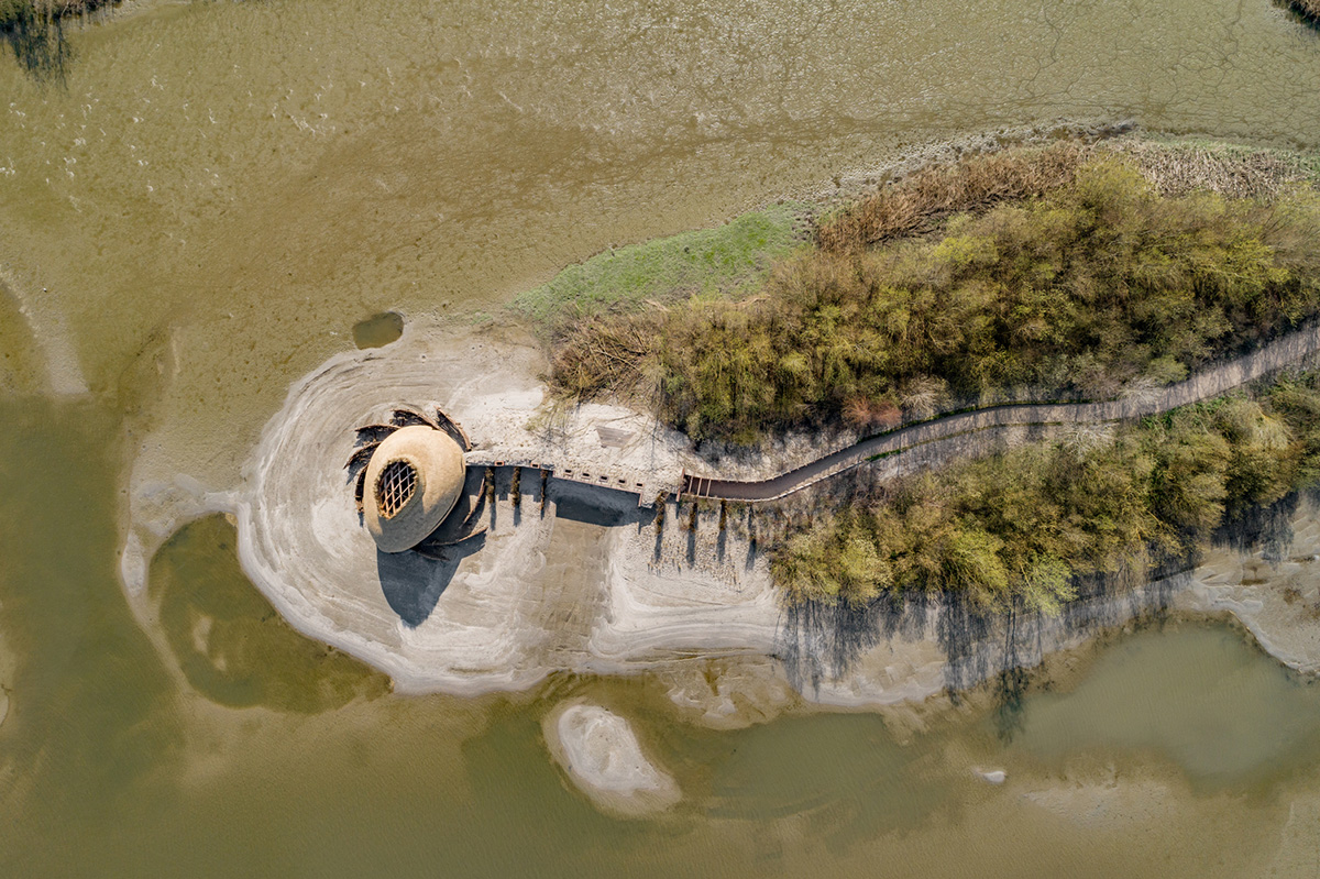 RAU architects and RO&AD Architecten built egg-shaped observatory watching bird biotope