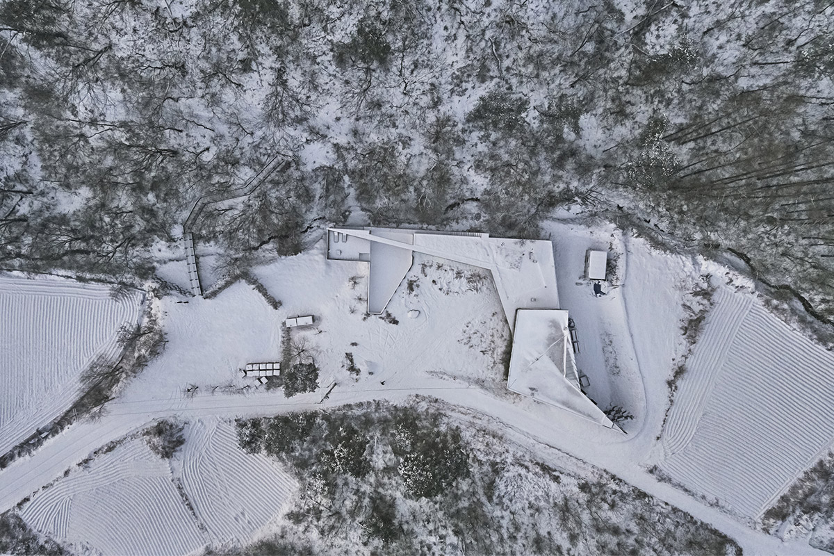 Chiasmus Partners' family home melts boundaries between nature and human scale in countryside
