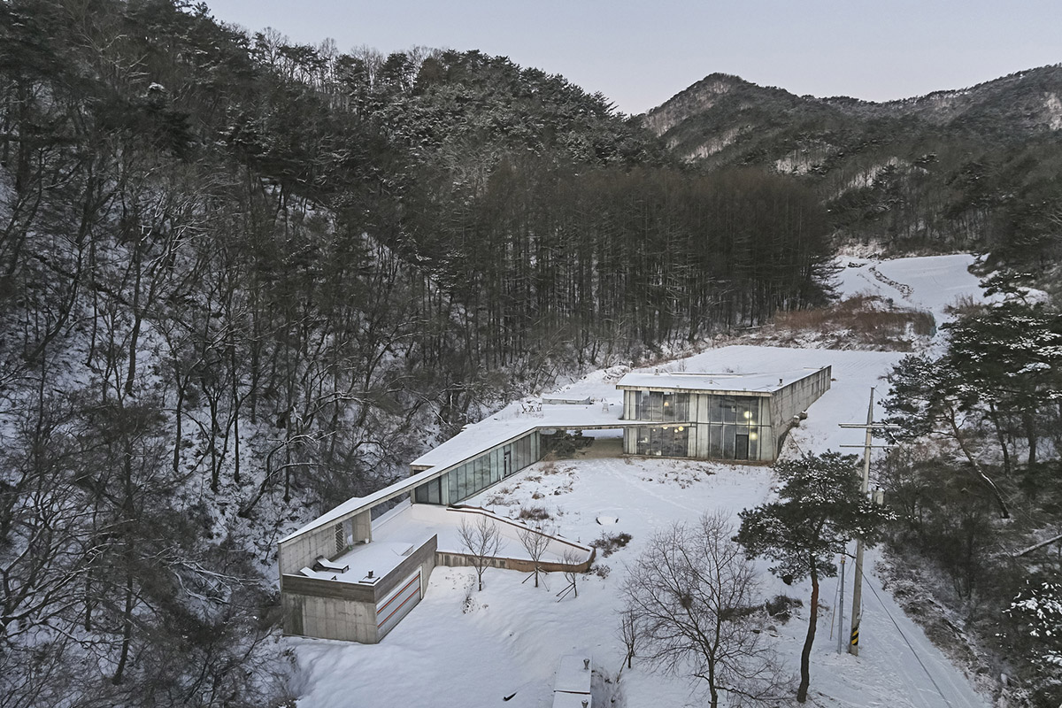 Chiasmus Partners' family home melts boundaries between nature and human scale in countryside